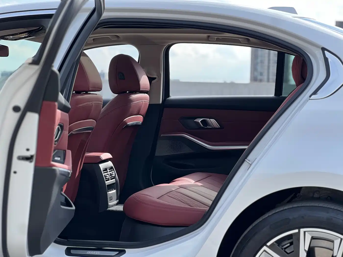 BMW i3 2022 eDrive 35 L фото 16