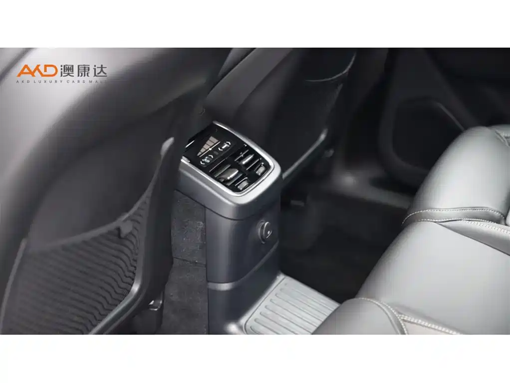 Volvo XC60 Plug-in Hybrid 2026 Plug-in Hybrid Long Range AWD Zhiyuan Polar Night Black Edition фото 9