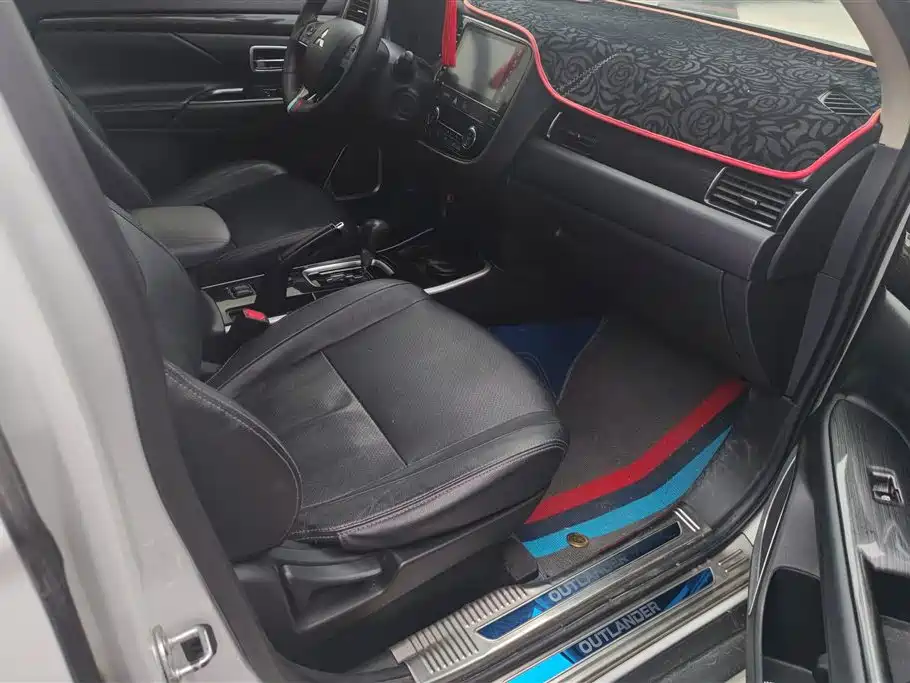 Mitsubishi Outlander 2018 2.0L 2WD Jiale Edition 7-seater фото 8