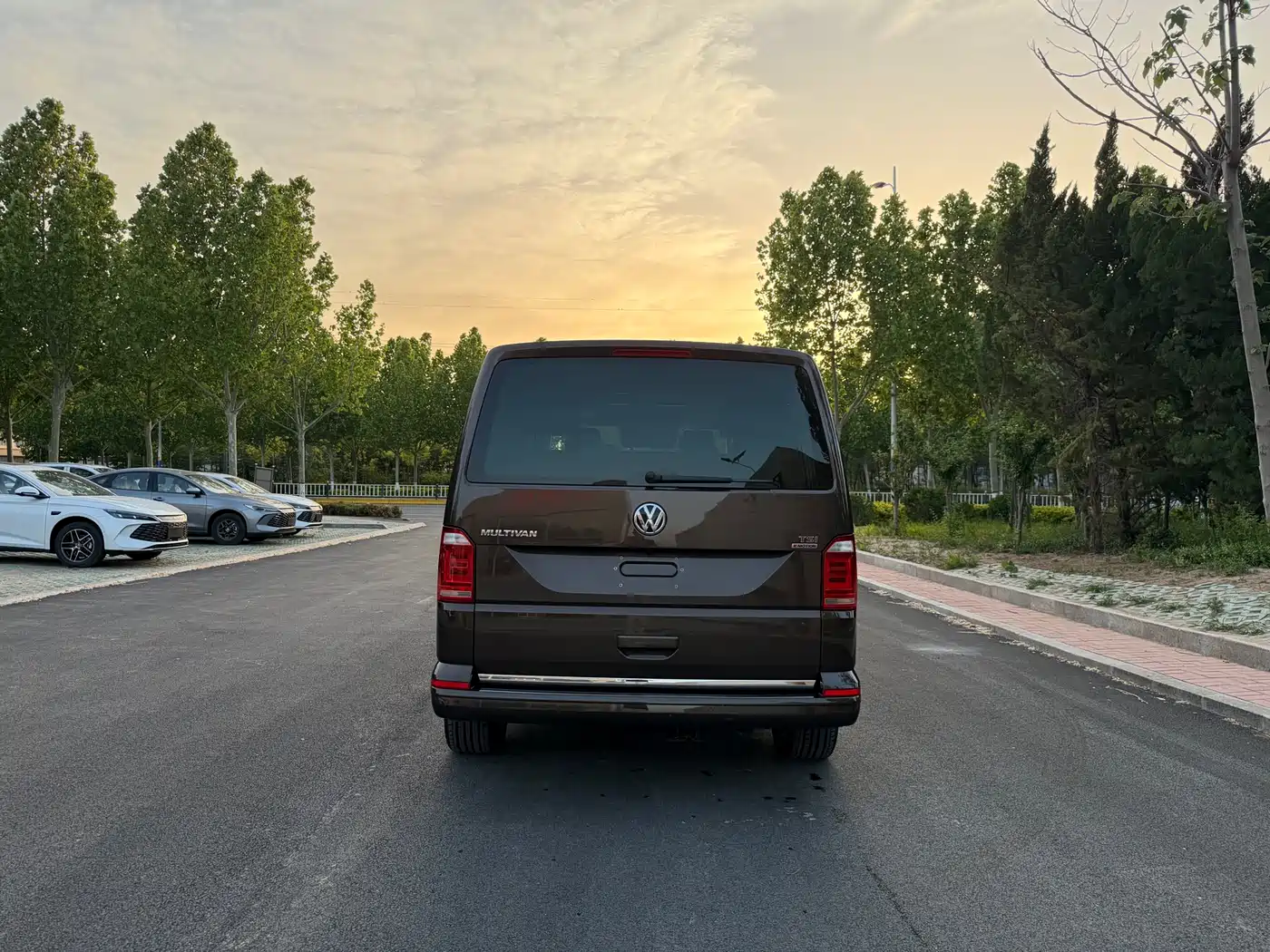 Volkswagen Multivan 2016 2.0TSI 4WD Prestige 7-Seater фото 6