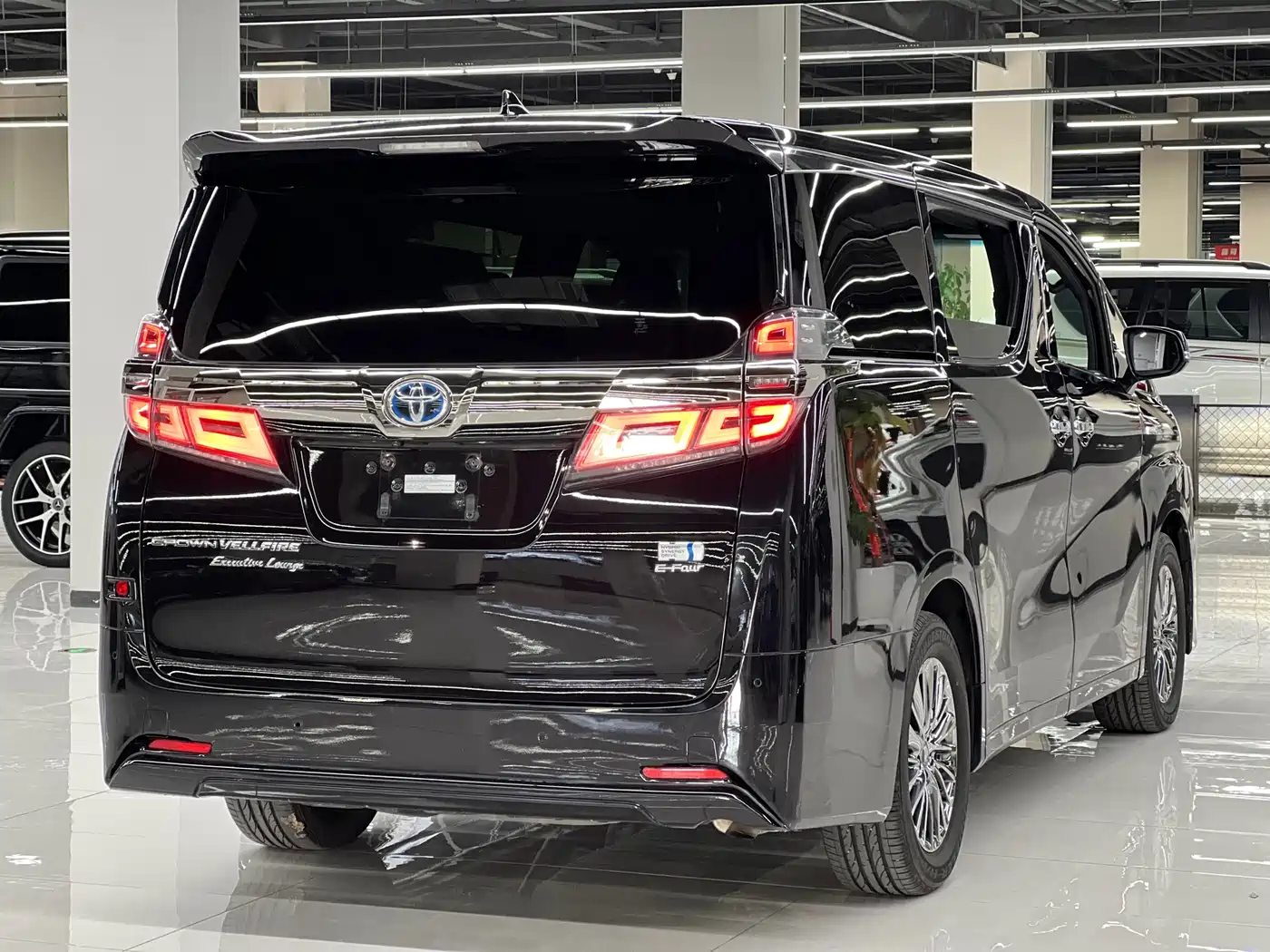 Toyota Vellfire 2021 Crown Hybrid 2.5L HV Premium Edition фото 4