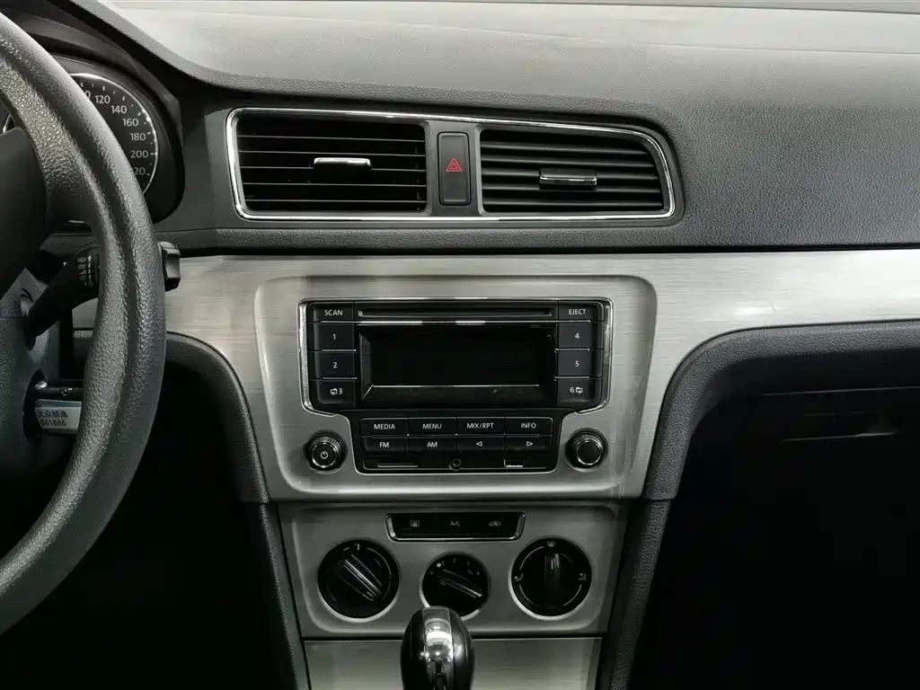 Volkswagen Lavida 2013 Facelift Classic 1.6L Automatic Comfort фото 12