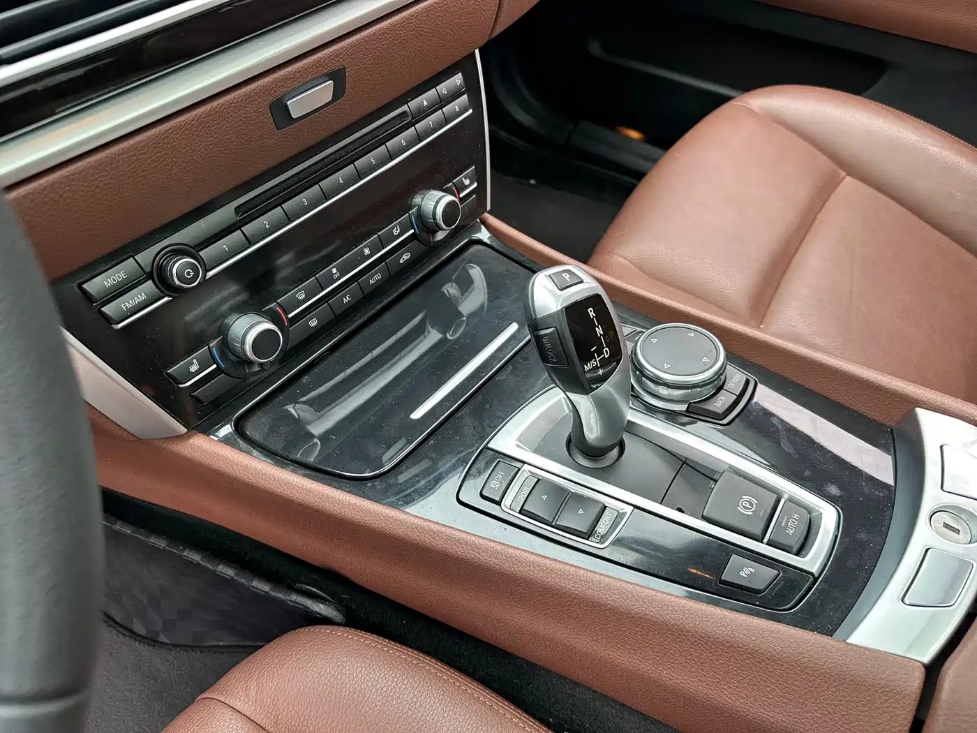 BMW 5 Series GT 2015 528i Leading фото 19