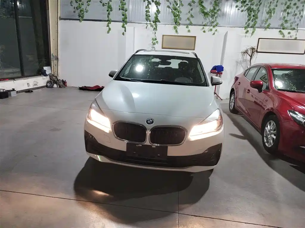 BMW 2 Series Touring 2018 218i Sport Line фото 3