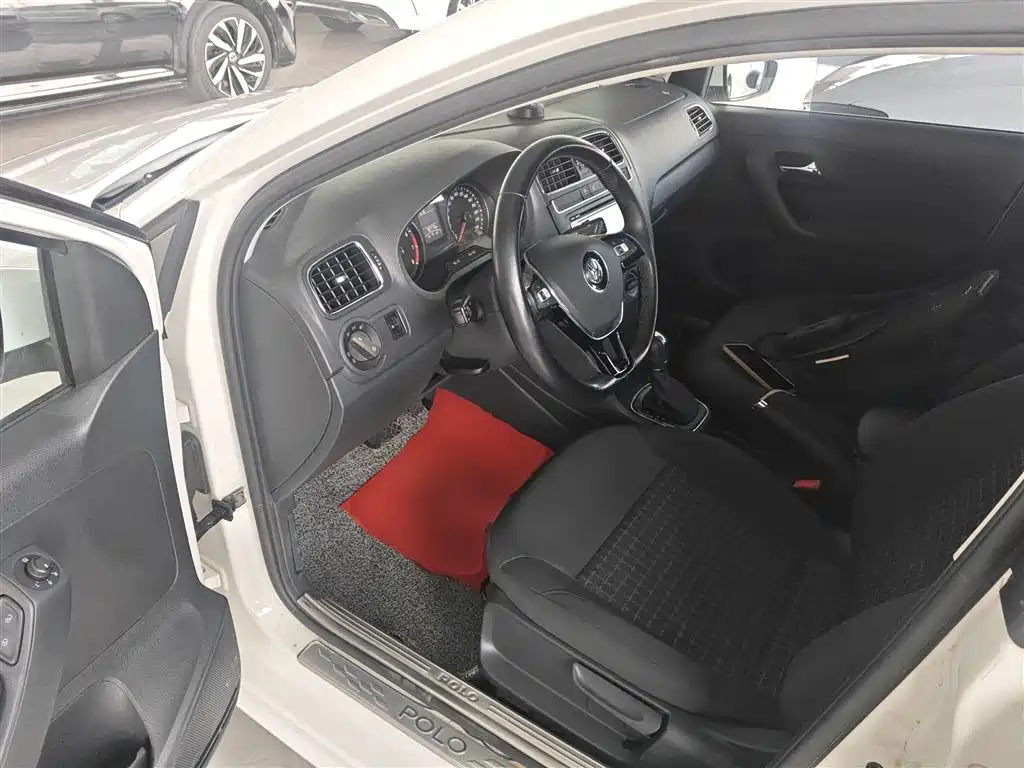 Volkswagen Polo 2016 1.6L Automatic Comfort фото 9