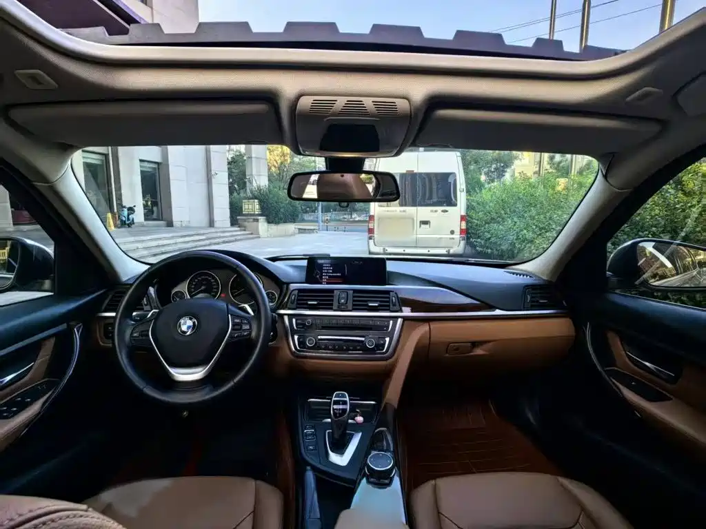 Photo 20 - BMW 3 Series