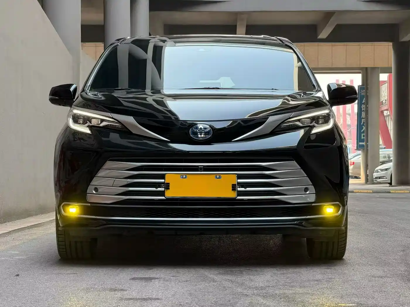 Toyota Sienna 2023 2.5L Hybrid Platinum Edition фото 2