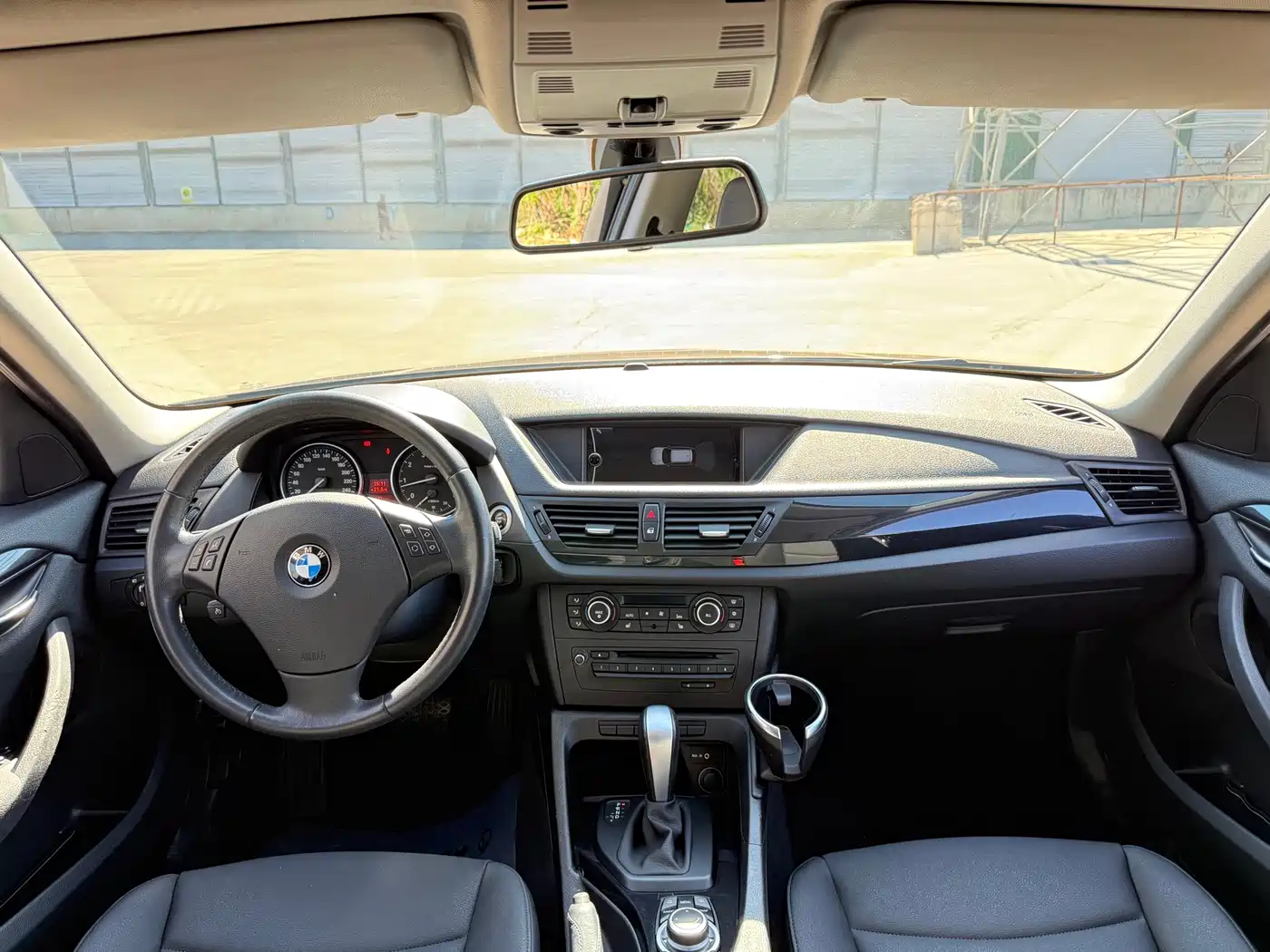 BMW X1 2012 sDrive18i Luxury Model фото 11