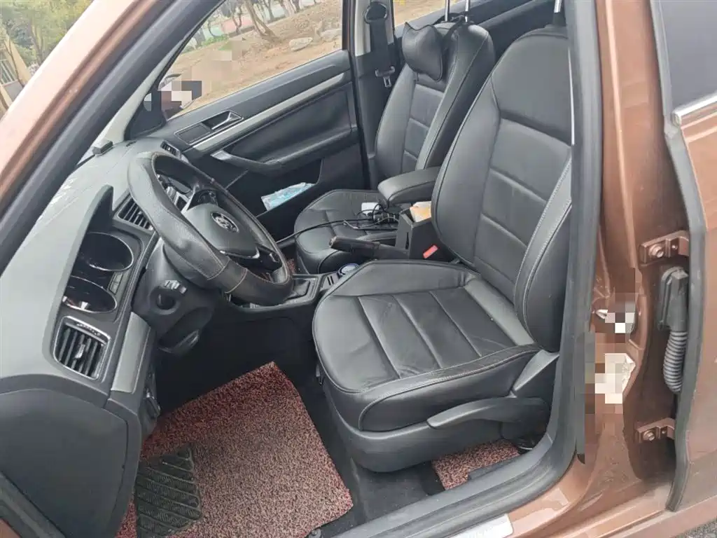 Volkswagen Lavida Tour 2015 1.6L Automatic Comfort Edition фото 8
