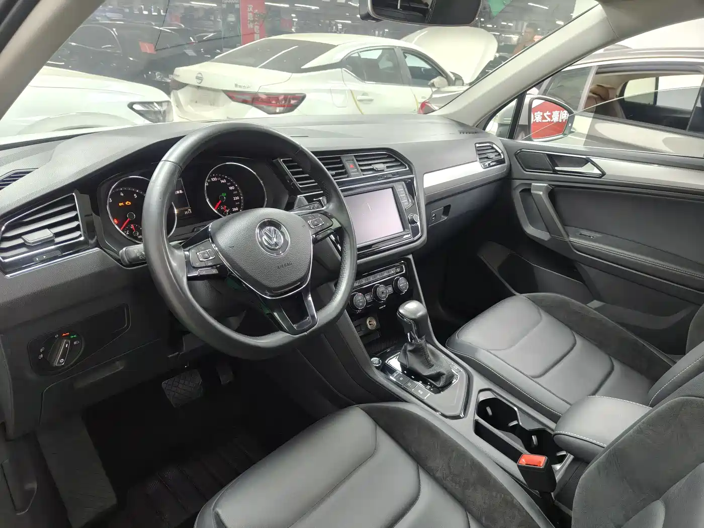 Volkswagen Tiguan L 2017 380TSI Automatic 4WD Luxury Edition фото 24