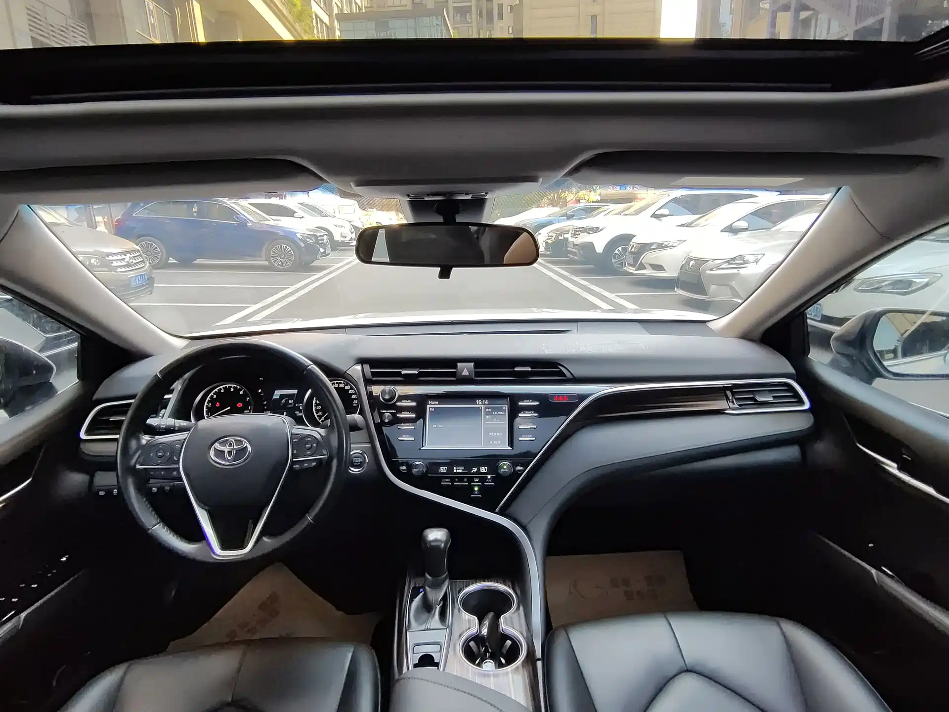 Фото 8 - Toyota Camry