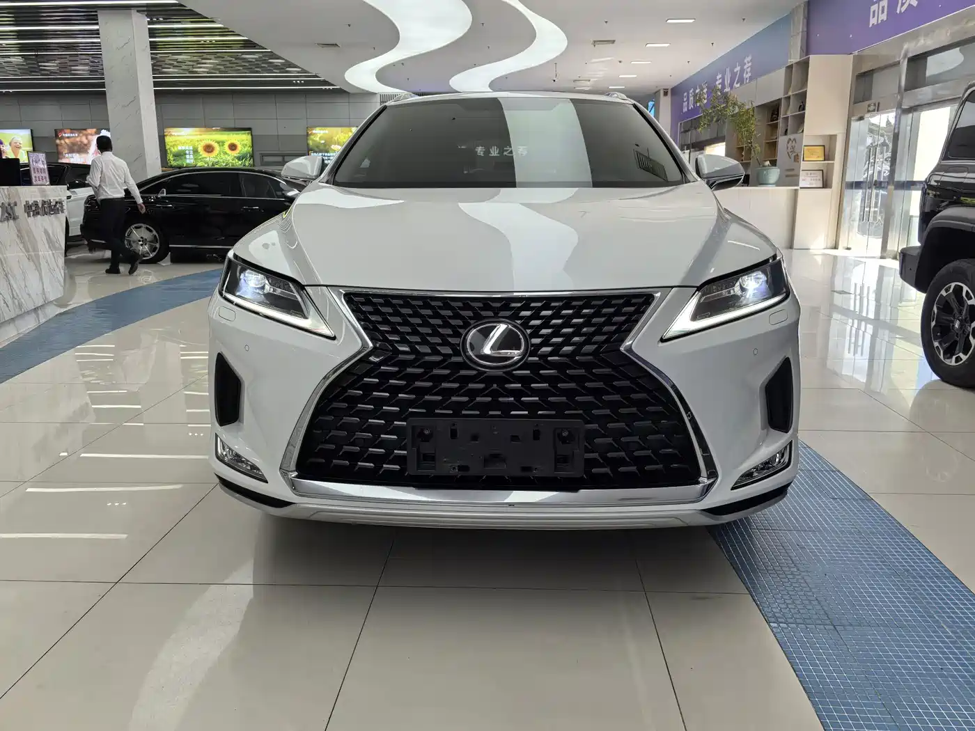 Фото 2 - Lexus RX