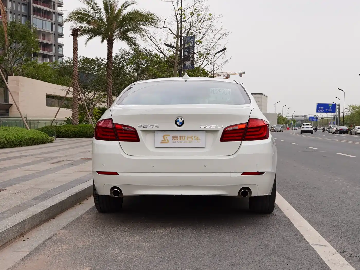 BMW 5 Series 2011 535Li Leading фото 12