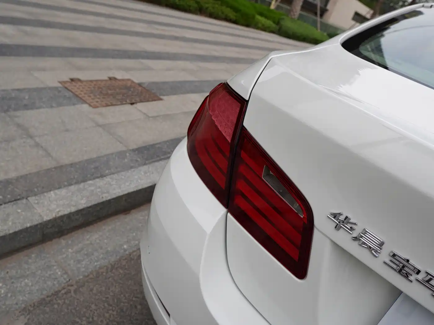 BMW 5 Series 2011 535Li Leading фото 25