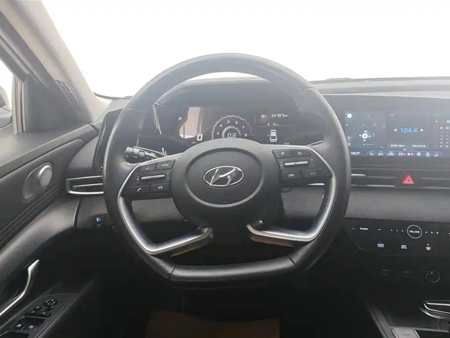 Hyundai Elantra 2021 1.5L CVT LUX Premium Edition фото 15