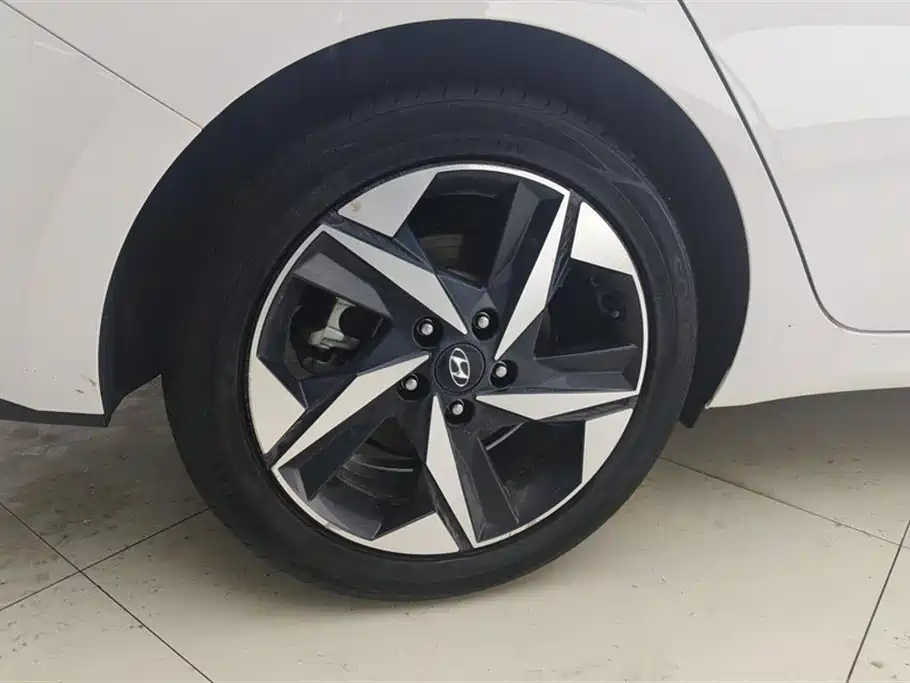 Hyundai Elantra 2021 1.5L CVT LUX Premium Edition фото 6