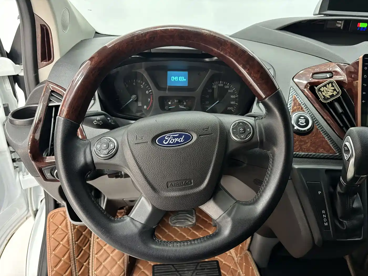Ford Transit 2019 2019 2.0T Gasoline Automatic Business Travel Version Medium Wheelbase Medium Roof 7-seater China VI