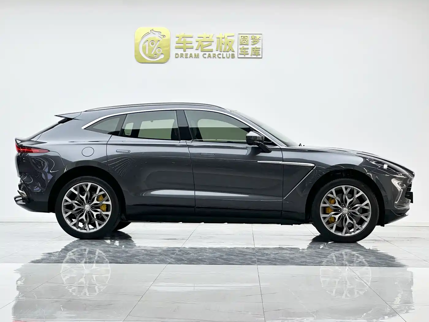 ASTON MARTIN DBX