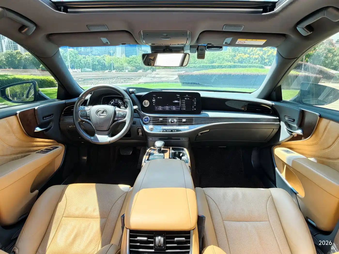 Photo 8 - Lexus LS