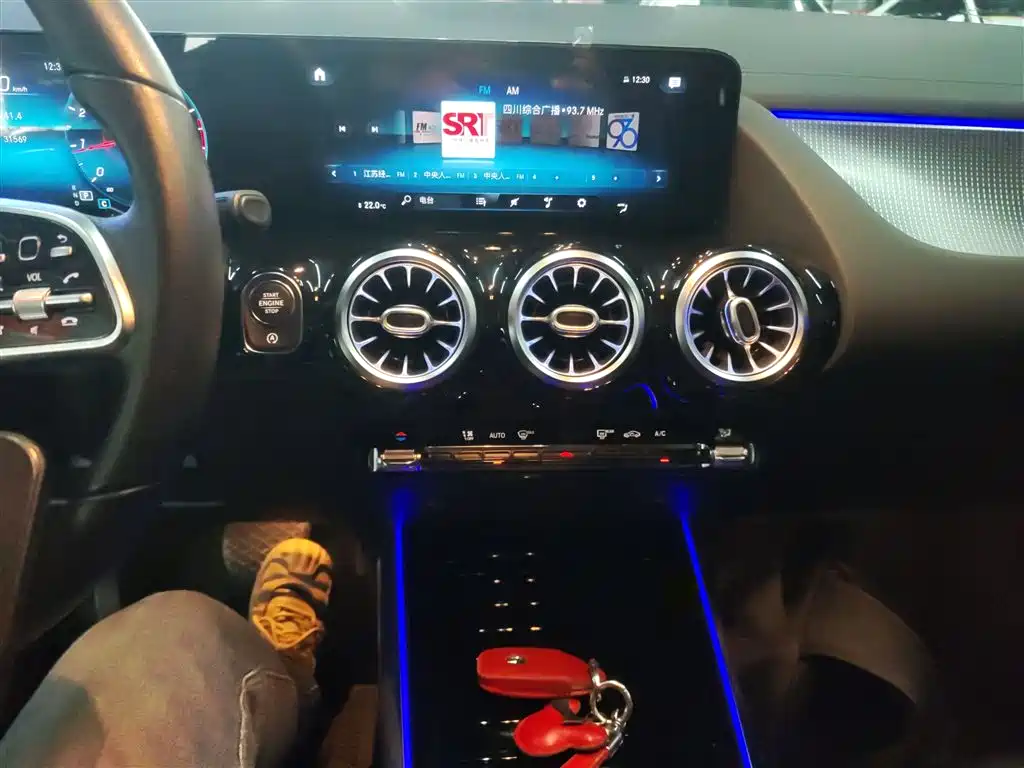 MERCEDES-BENZ GLA