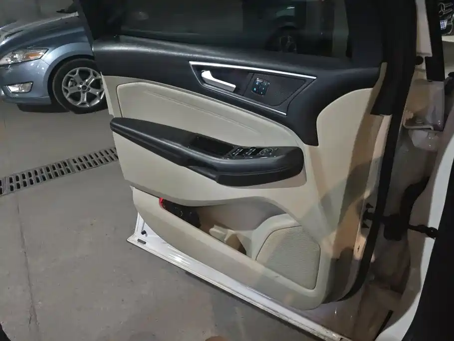 Photo 7 - Ford Edge