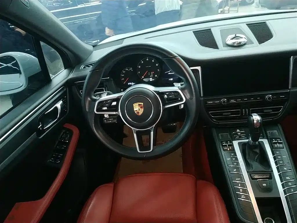 PORSCHE MACAN