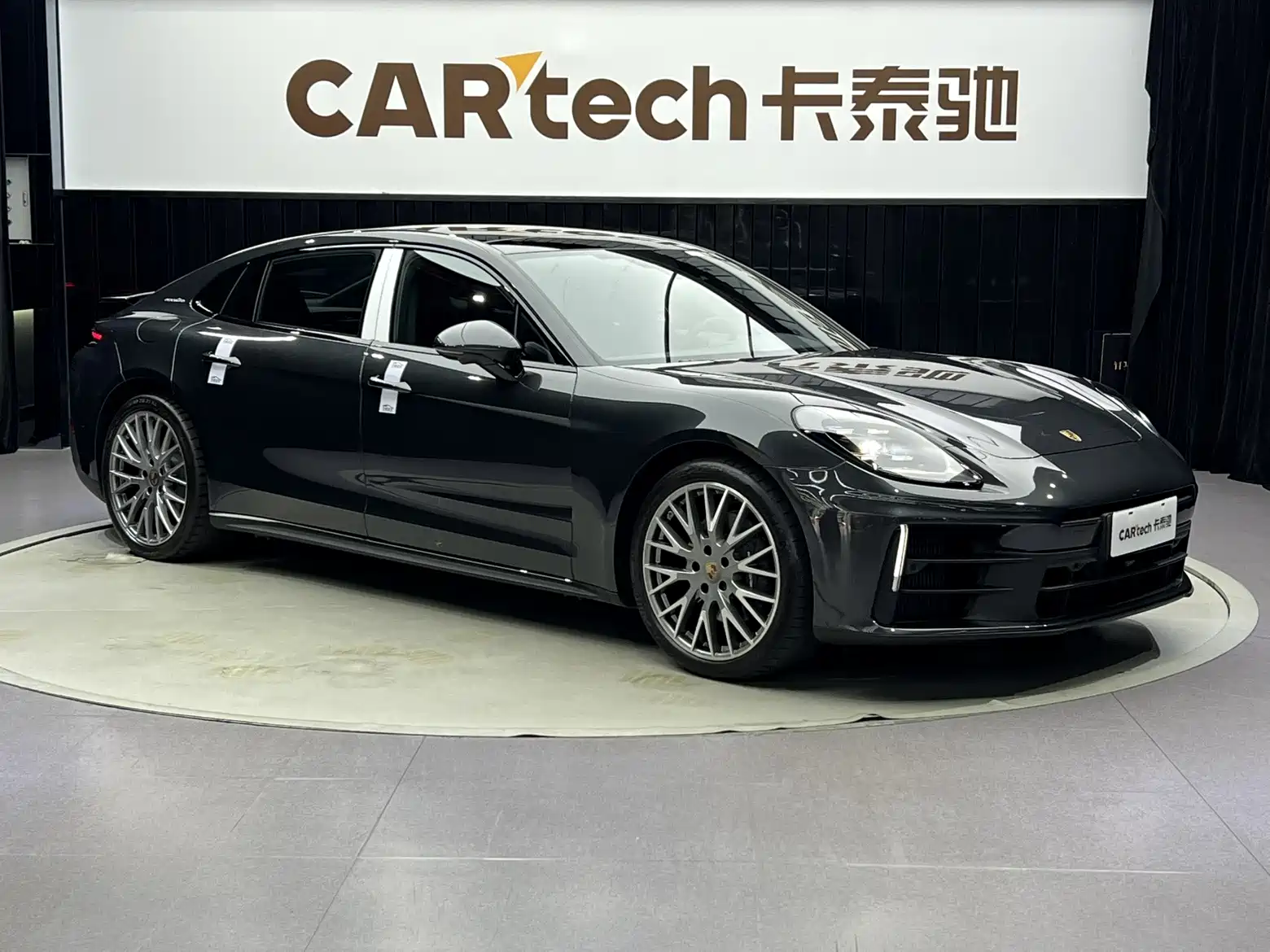 Photo 2 - Porsche Panamera