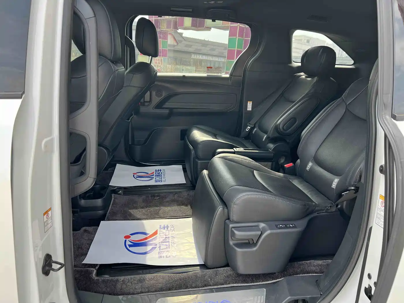 Toyota Sienna 2021 2.5L Hybrid Premium Edition фото 12