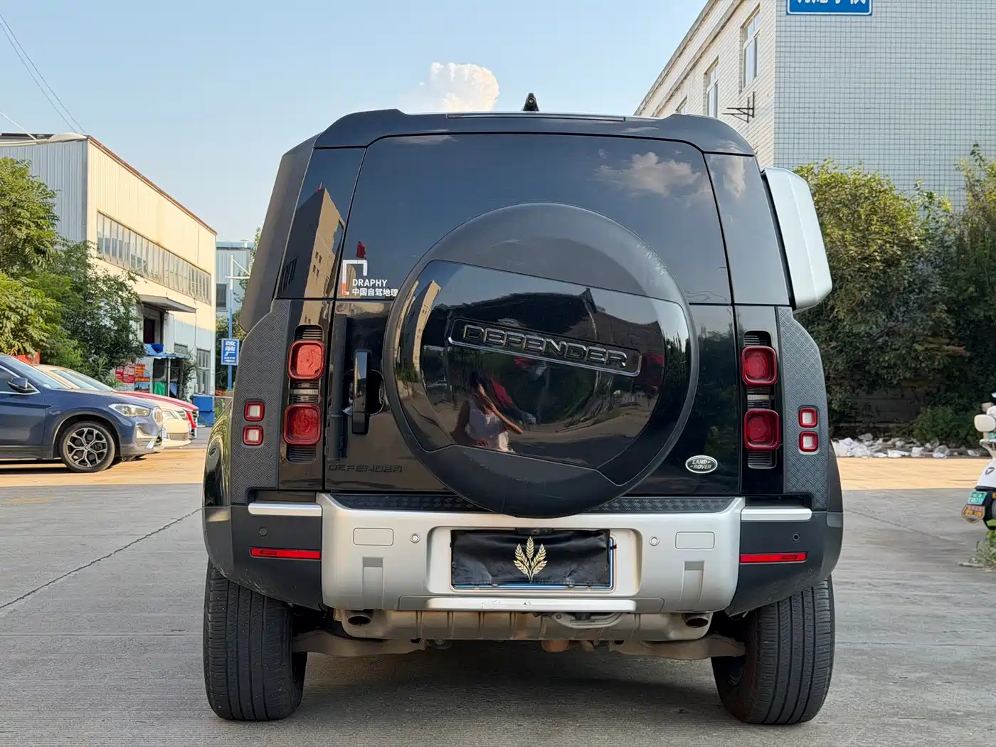 Photo 16 - Land Rover Defender