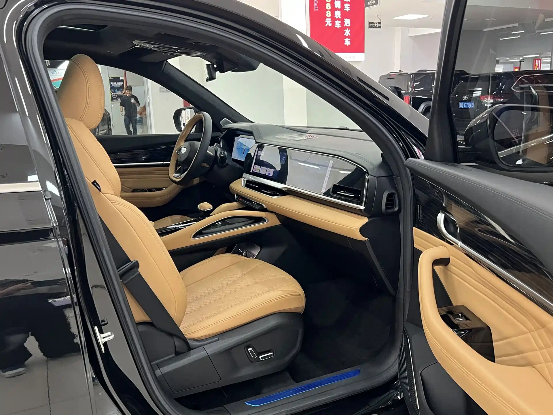Фото 9 - Geely Monjaro