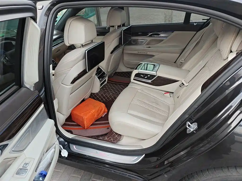 BMW 7 Series 2016 740Li Luxury фото 14