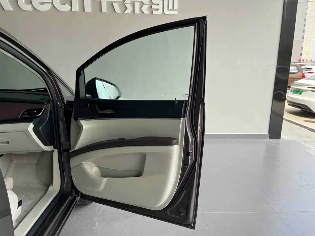Фото 23 - Buick GL8