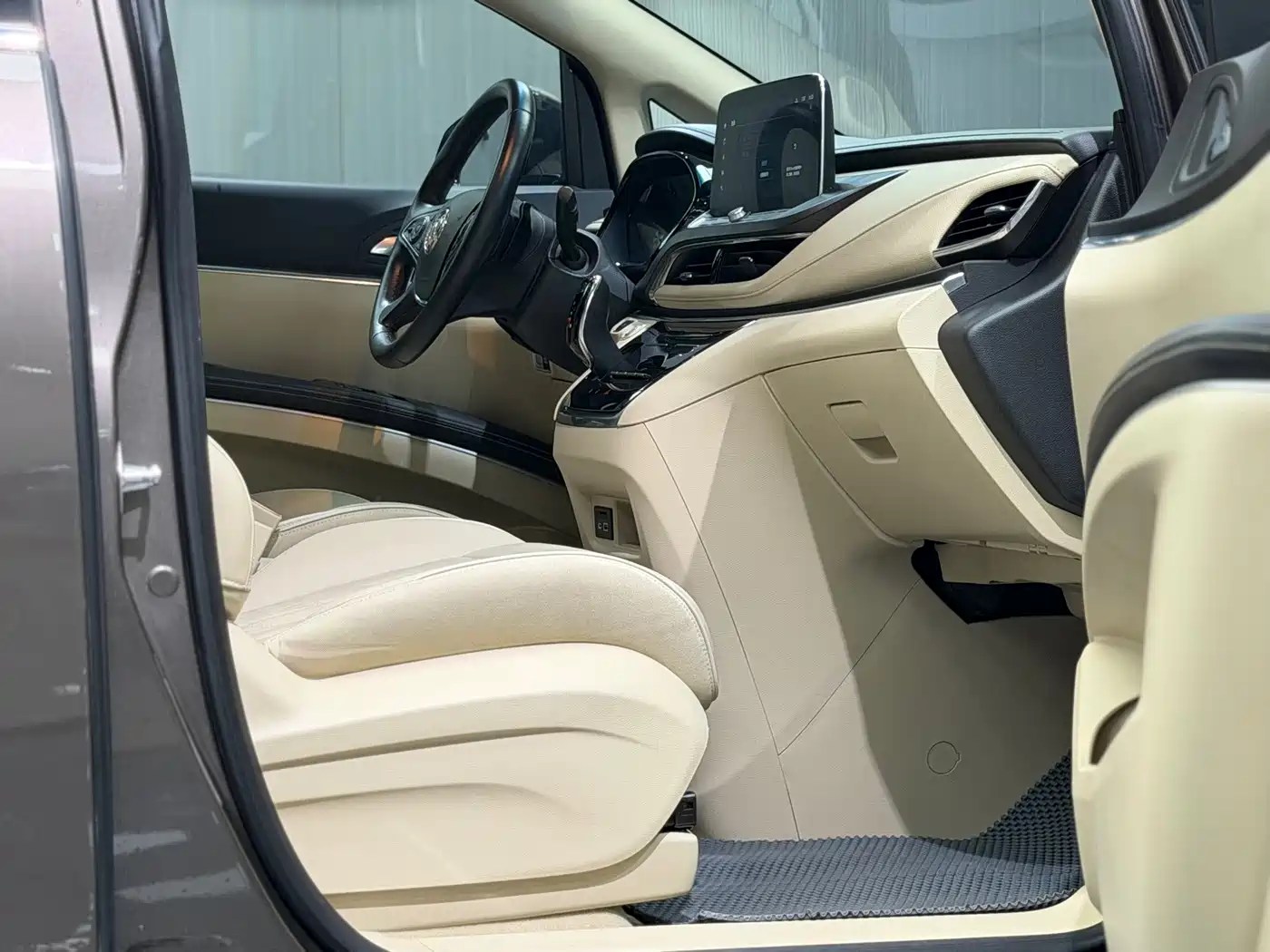 Photo 17 - Buick GL8
