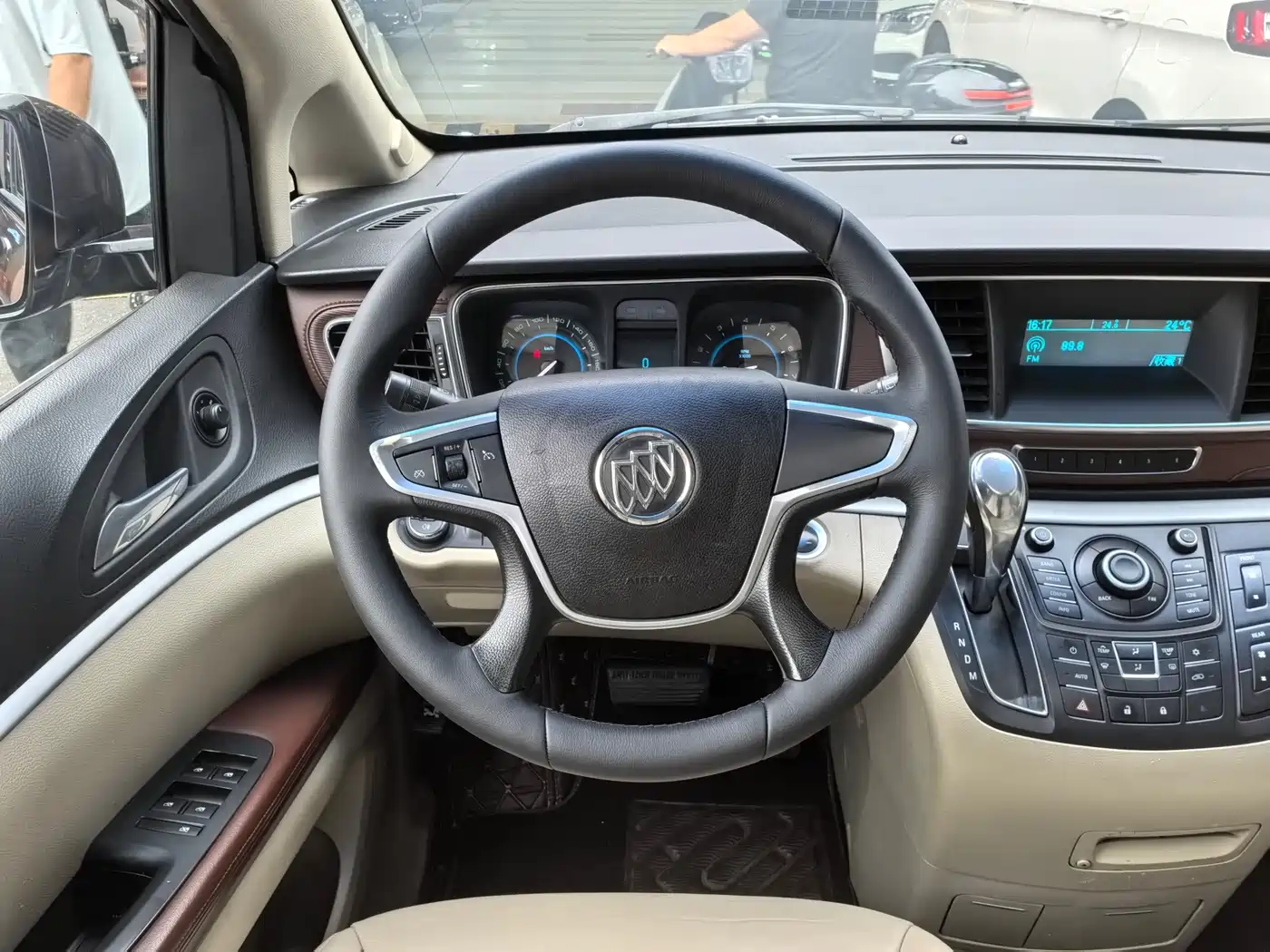 Buick GL8 2015 2.4L Luxury Business Exclusive Edition фото 18