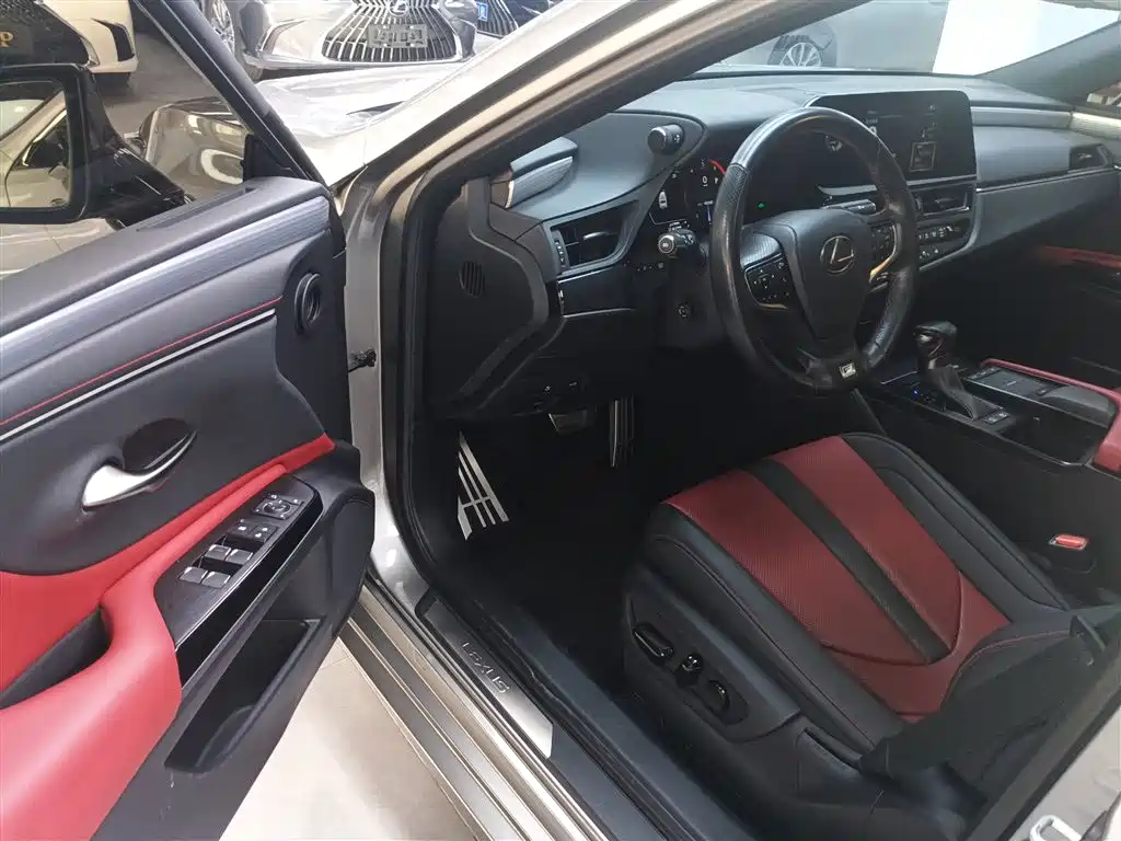 Lexus ES 2021 300h F SPORT фото 16