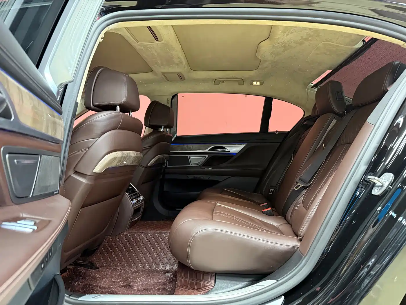 Фото 13 - BMW 7 Series
