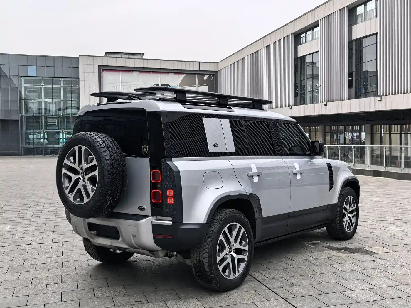 Land Rover Defender 2021 110 P400 Dark Special Edition фото 17