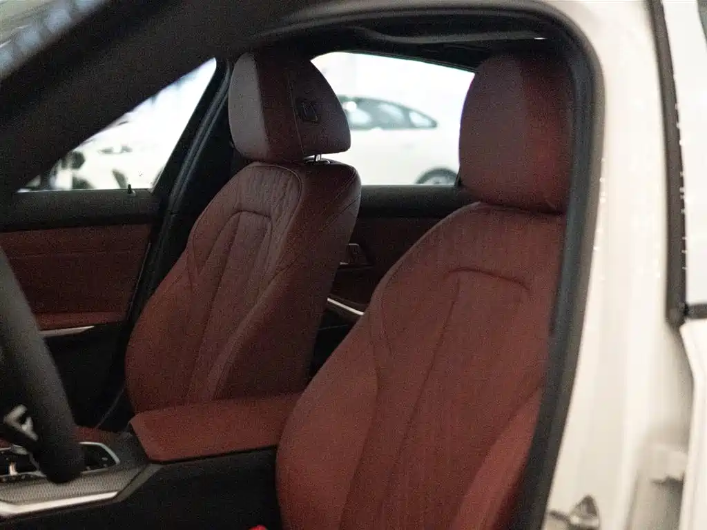 BMW 3 Series 2025 330i M Sport Night Edition фото 15