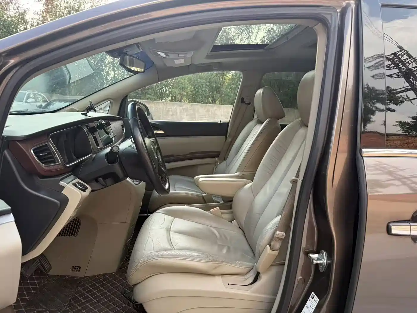 Photo 3 - Buick GL8