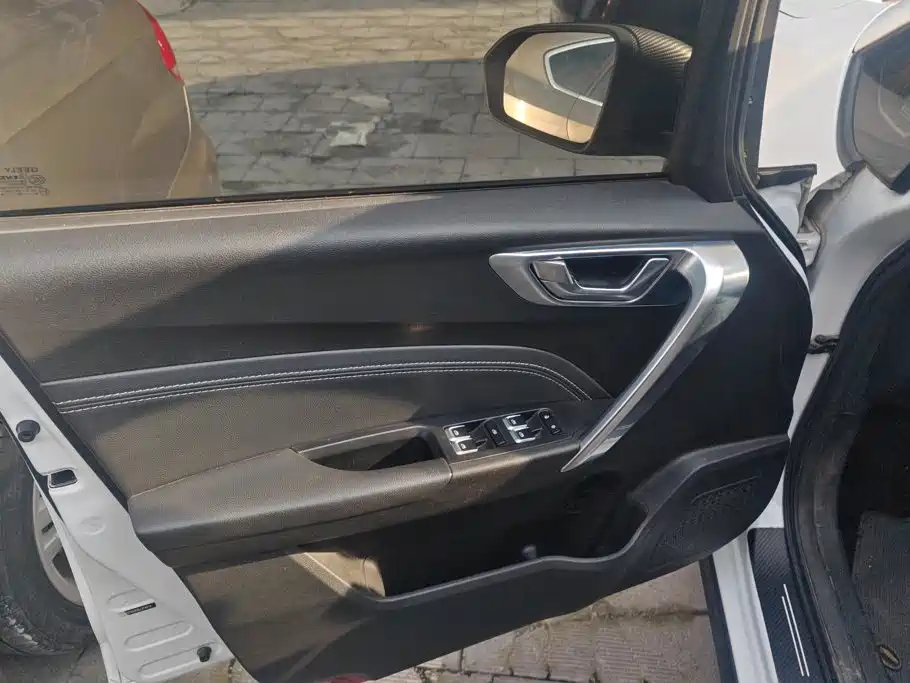 Фото 7 - Geely Vision X3