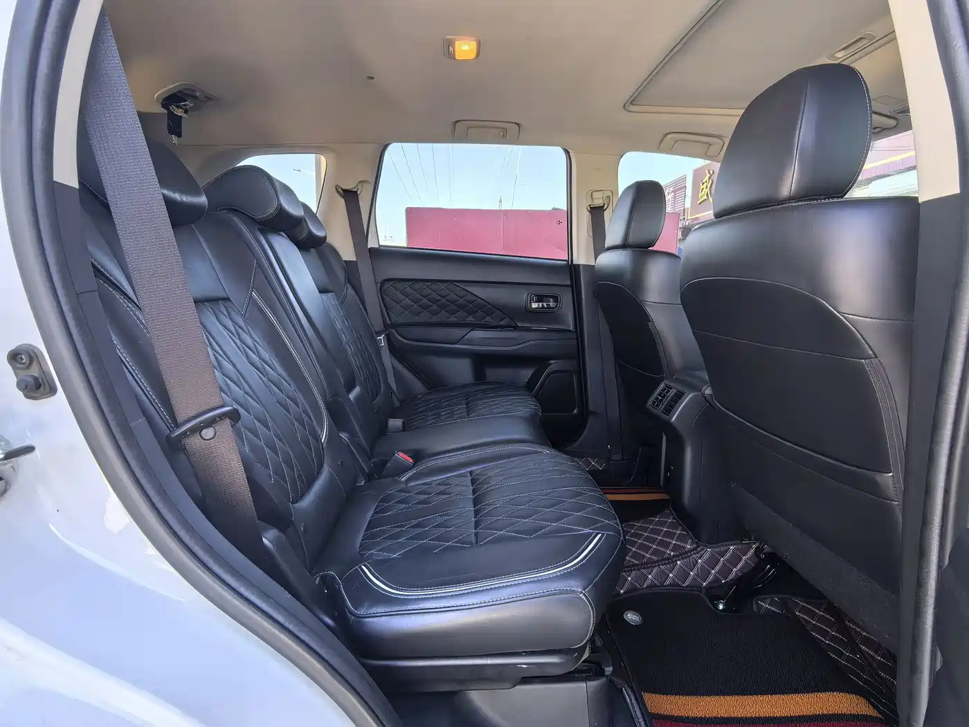Photo 13 - Mitsubishi Outlander