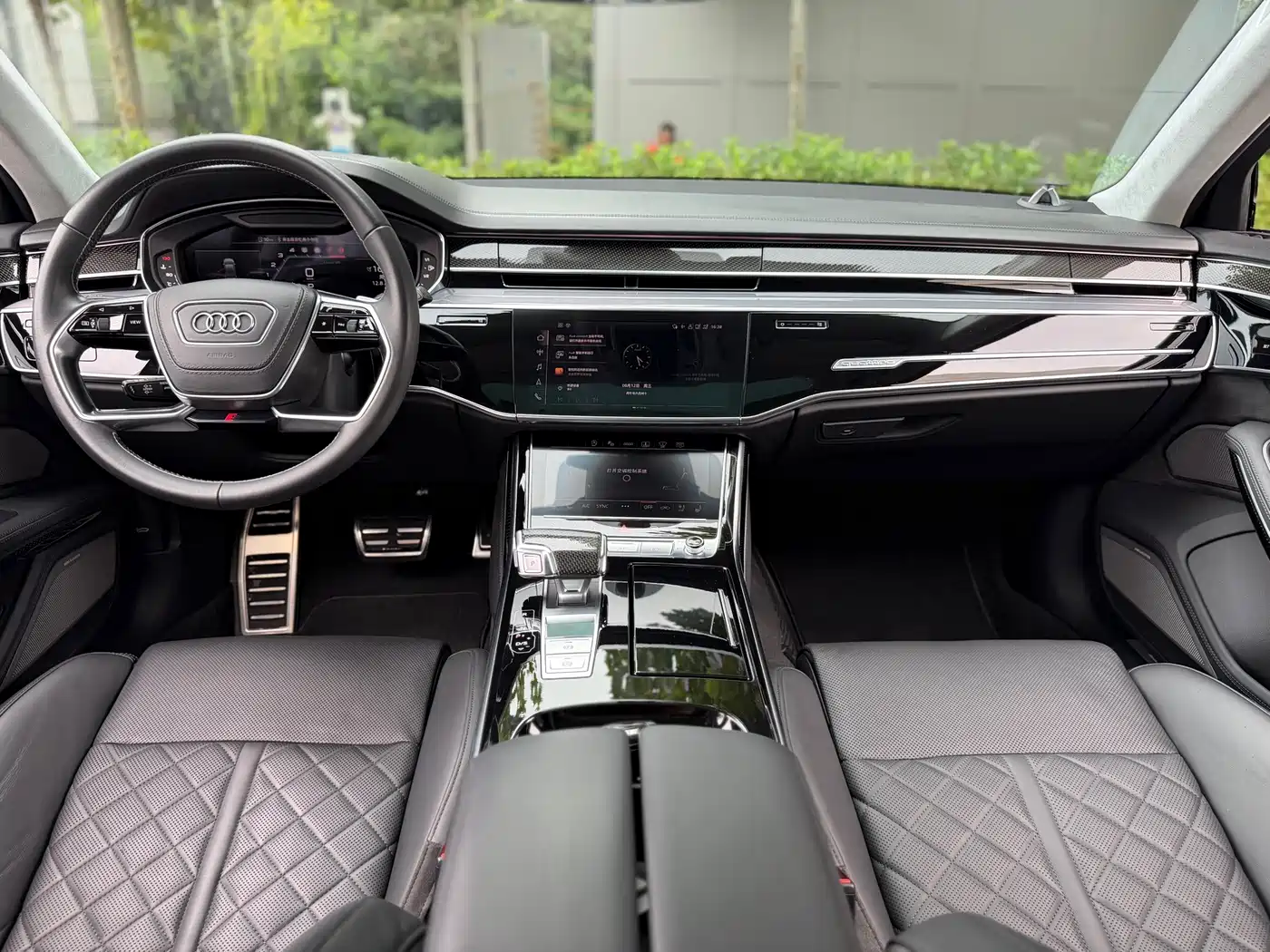 Photo 11 - Audi S8