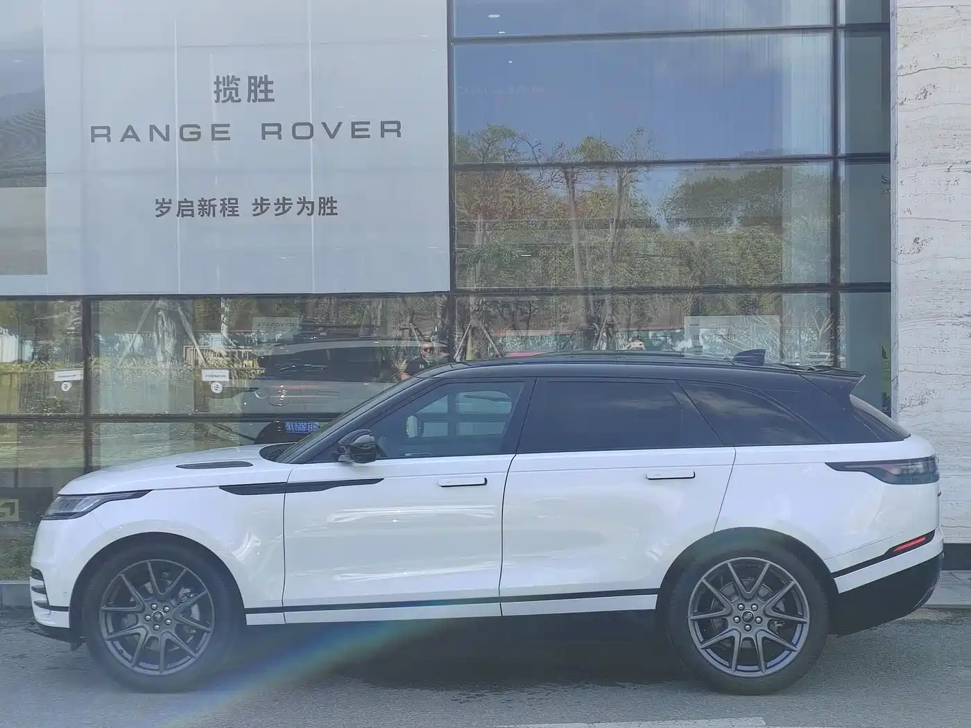 Land Rover Range Rover Velar 2024 Dynamic HSE фото 2