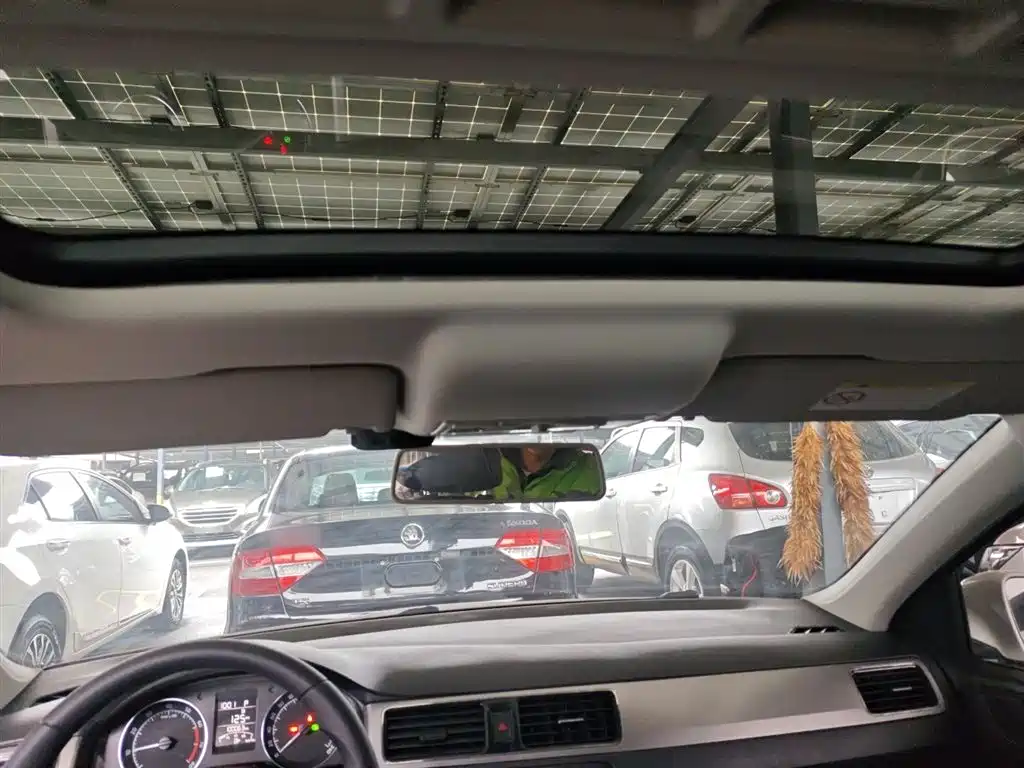 Škoda Skoda Rapid Spaceback 2016 Facelift 1.6L Automatic Innovation Edition фото 18