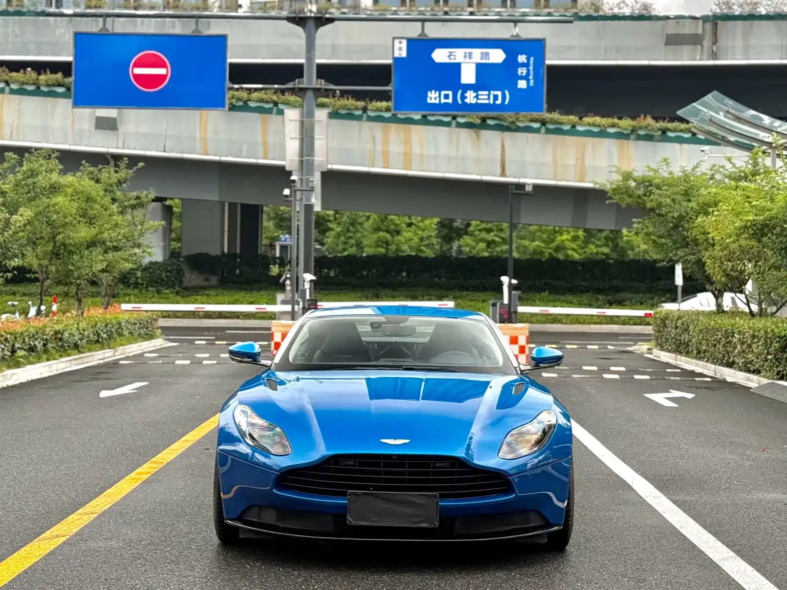 Фото 1 - Aston Martin DB11