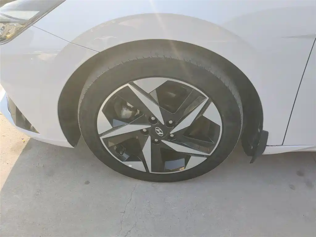 Hyundai Elantra 2022 1.5L CVT LUX Premium Edition фото 25