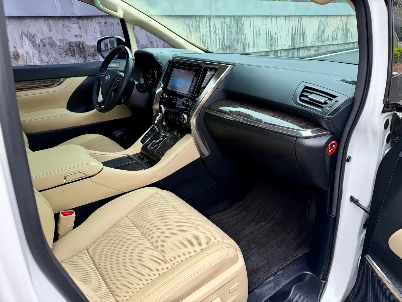Toyota Alphard 2019 Hybrid 2.5L Premium Edition фото 23
