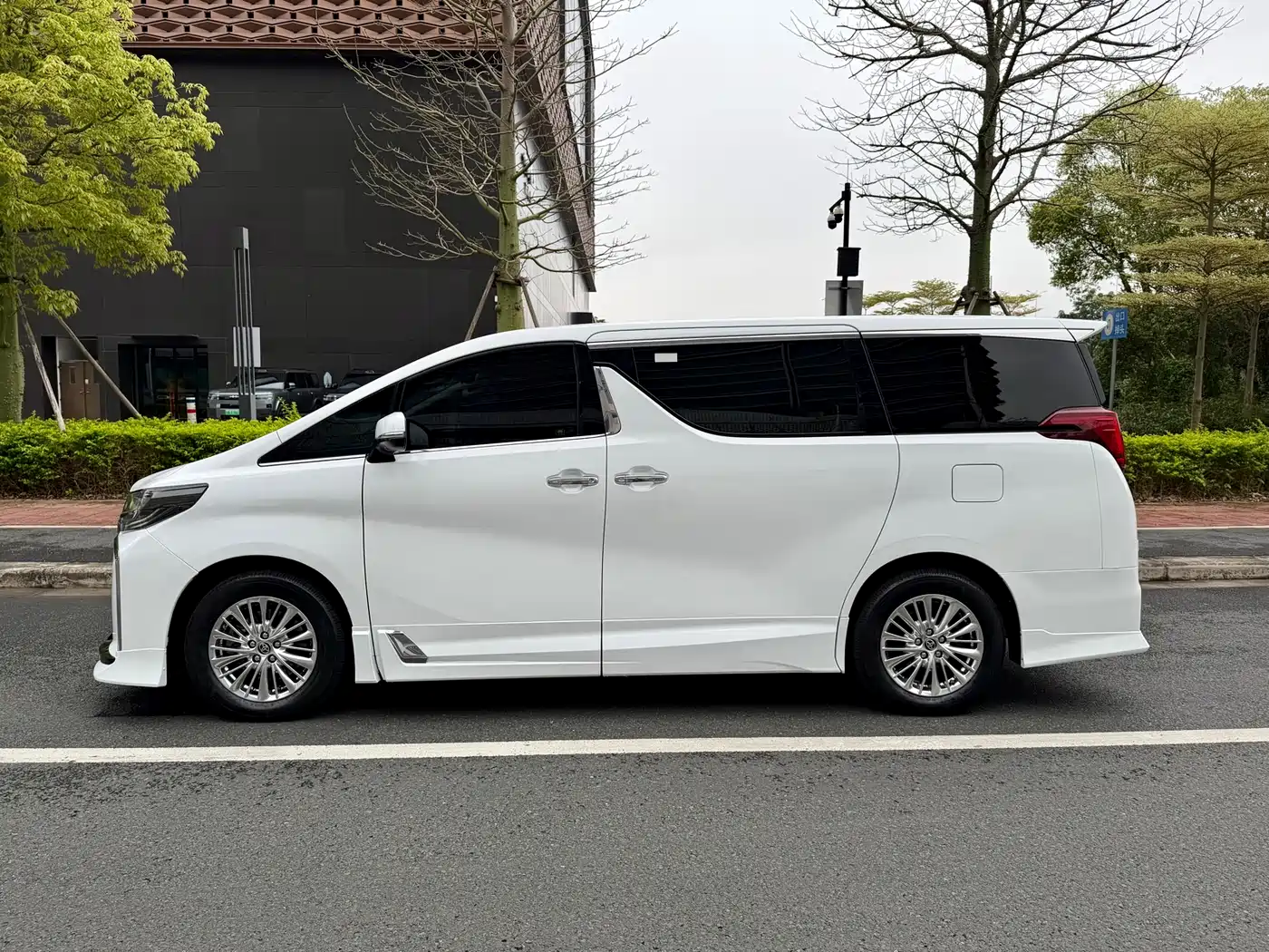 Toyota Alphard 2019 Hybrid 2.5L Premium Edition фото 4
