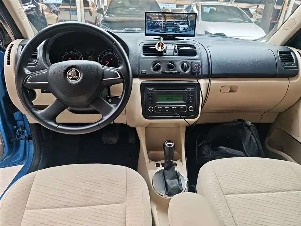 Škoda Fabia 2014 1.4L Automatic Crystal Spirit Edition фото 10