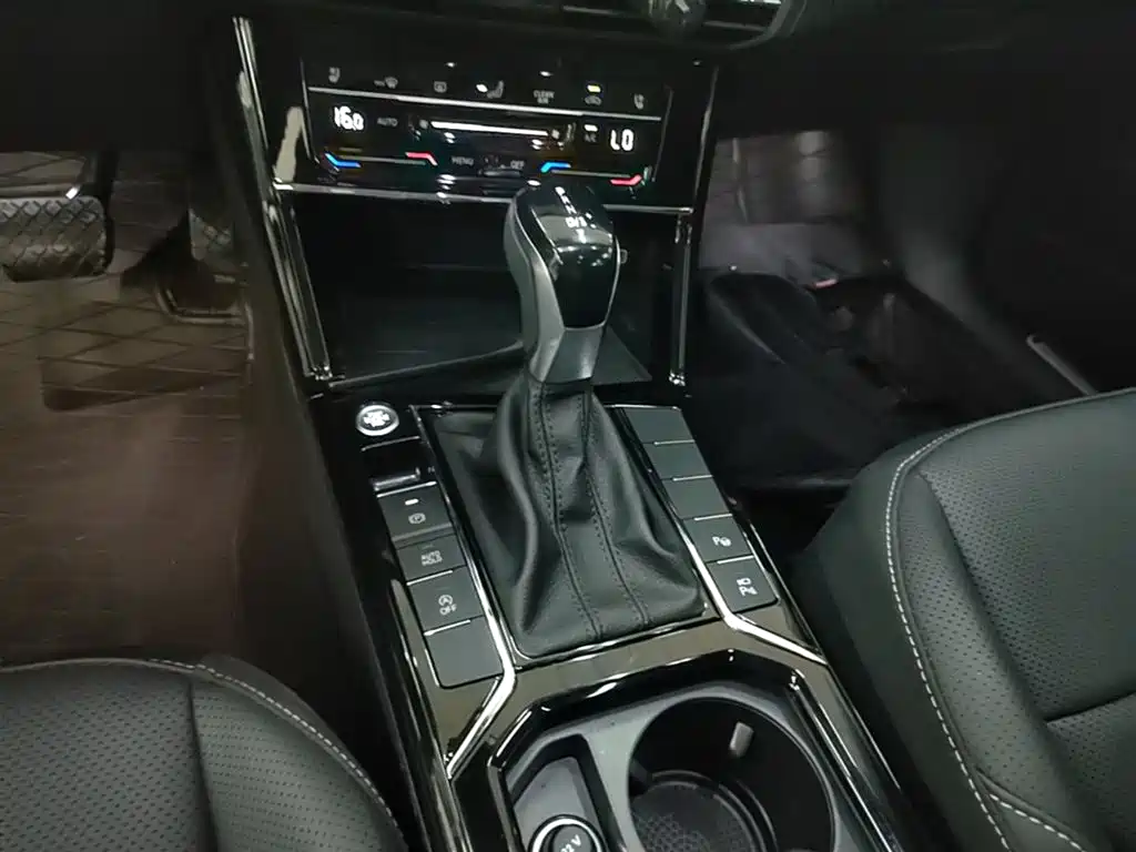 Volkswagen Passat 2025 Outstanding 380TSI Dragon Glory Edition фото 14
